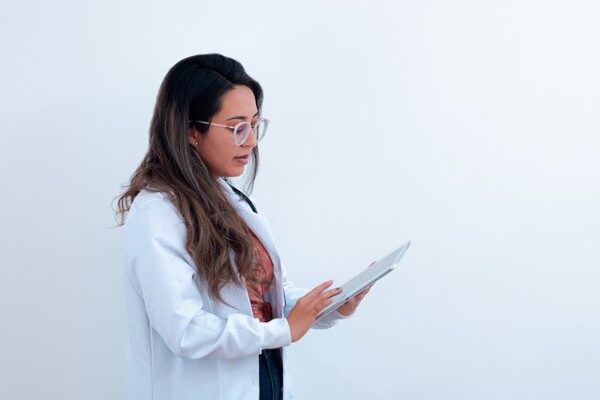 doctor-g47e3eb3c3_640