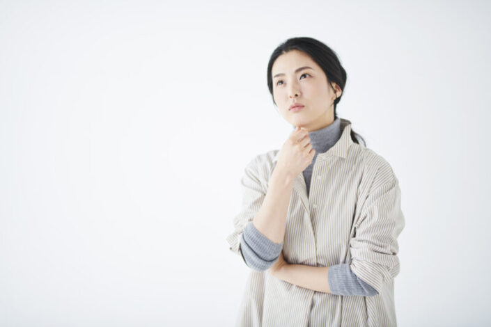 悩む女性
