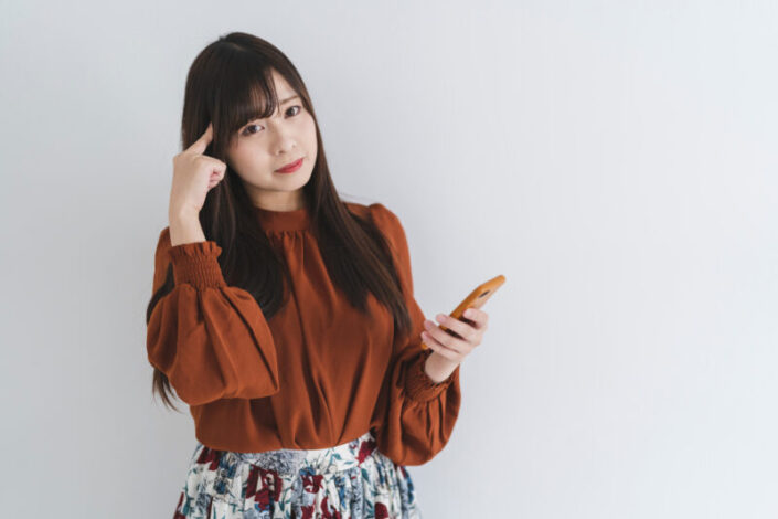 考える女性