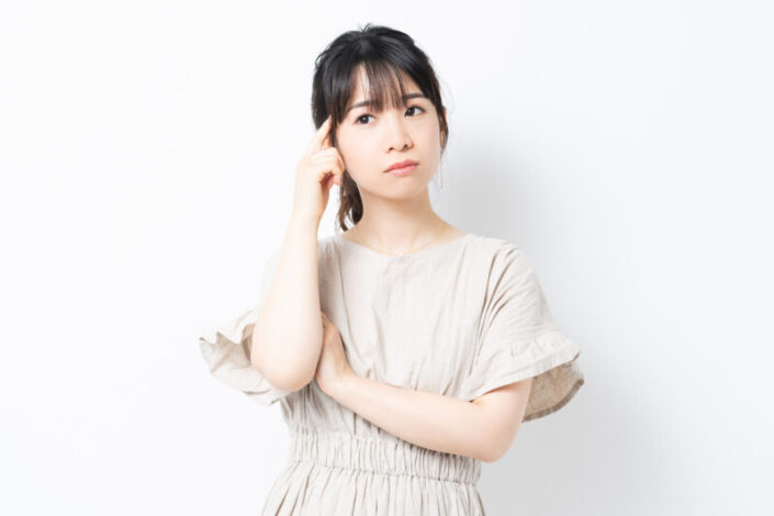 考える女性