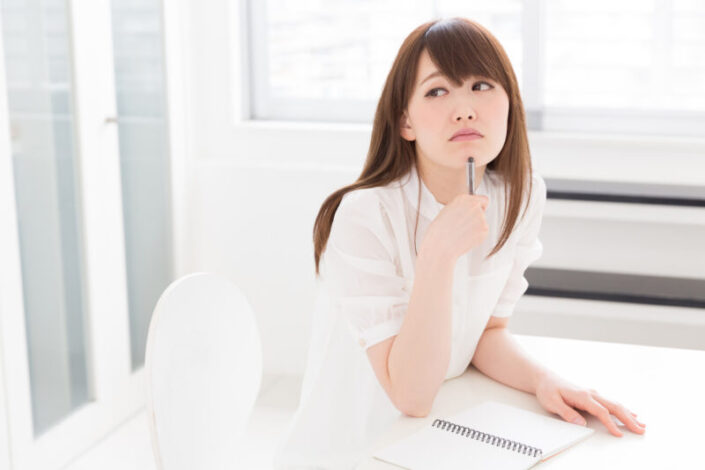 考える女性